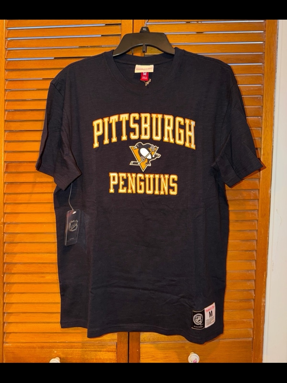 Pittsburgh Penguins Mitchell & Ness Short Sleeve Shirt. Mens Medium (NWTS)